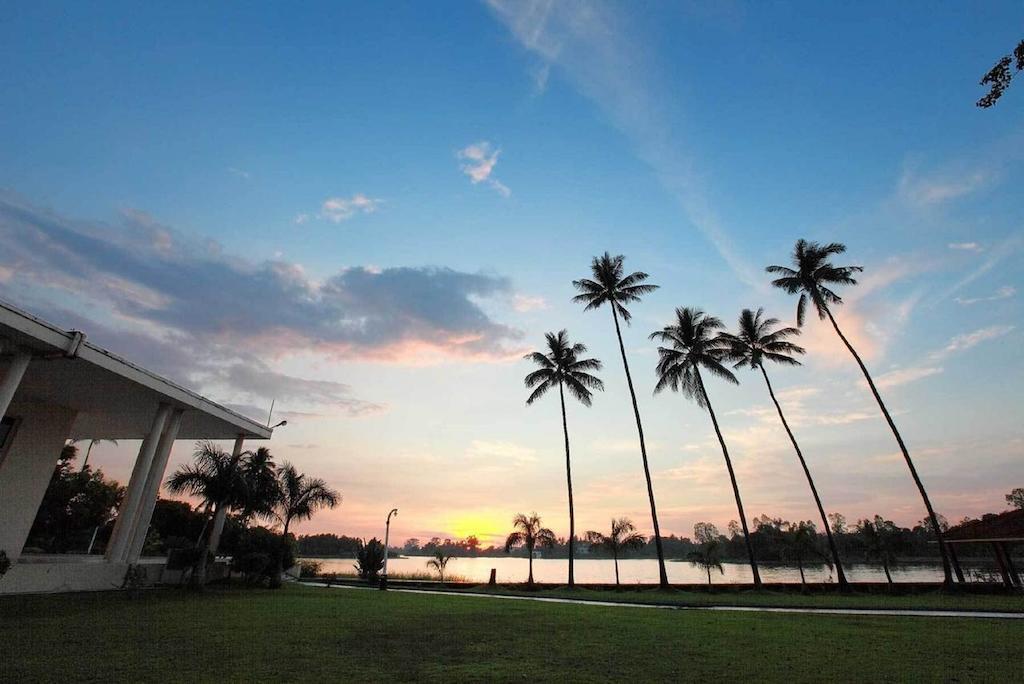 Inya Lake Hotel Yangon Exterior photo